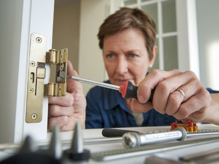 Osoba podnosząca drzwi na zawiasach
